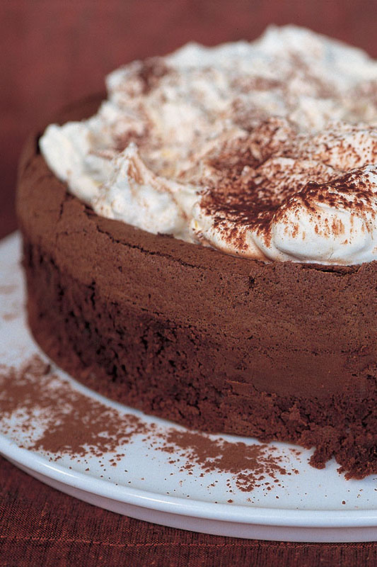 Sunken chocolate amaretto cake with crumbled amaretti cream [5216x2934] :  r/FoodPorn